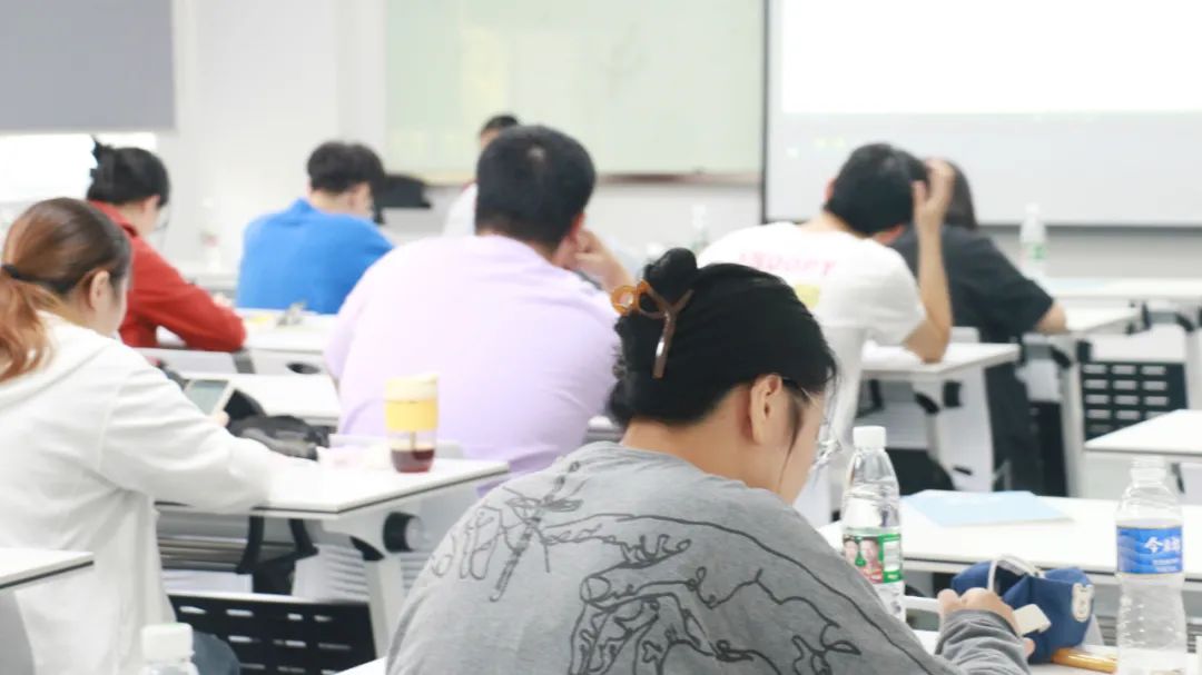 　　零基礎學(xué)員也可以通過(guò)短時(shí)間學(xué)習通過(guò)考試; 　　全程講練考評、 　　全程詳細跟蹤學(xué)習;