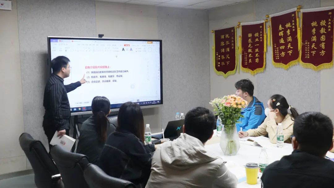　　你們用努力澆灌夢(mèng)想， 　　銀行上岸也只是你們努力的必然！